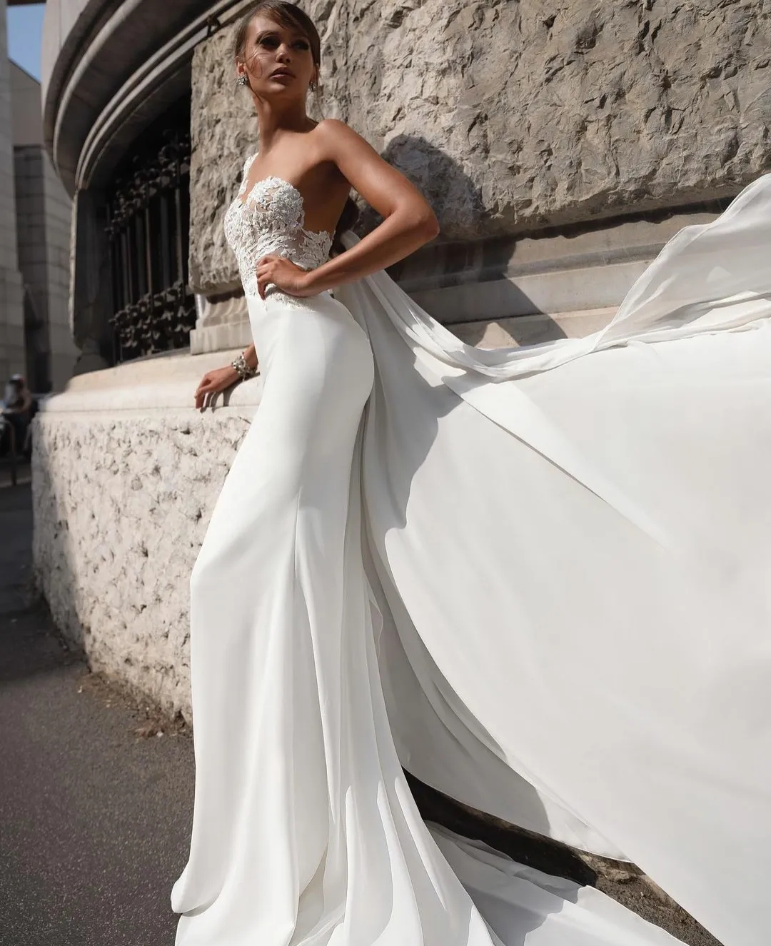 Julie Vino 2024 Mermaid Wedding Dresses with Wrap Lace Applique Sleeveless Satin Bridal Gowns Sexy Plunging Neckline Fishtail YD