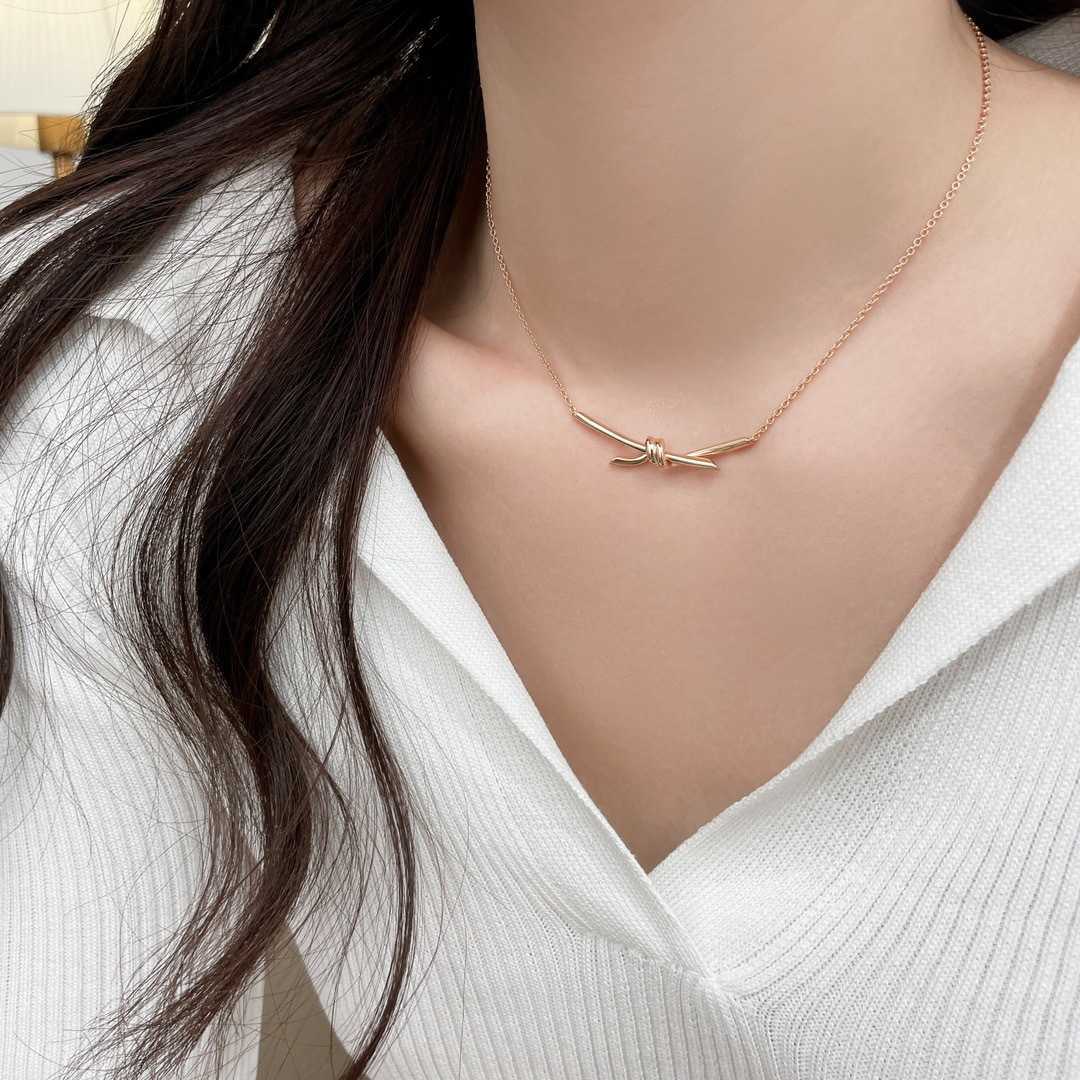 Designer V Gold High Version Tiffay och Co Knot Necklace Womens End Sense S925 Silver Precision Fashion Versatile Collar Chain