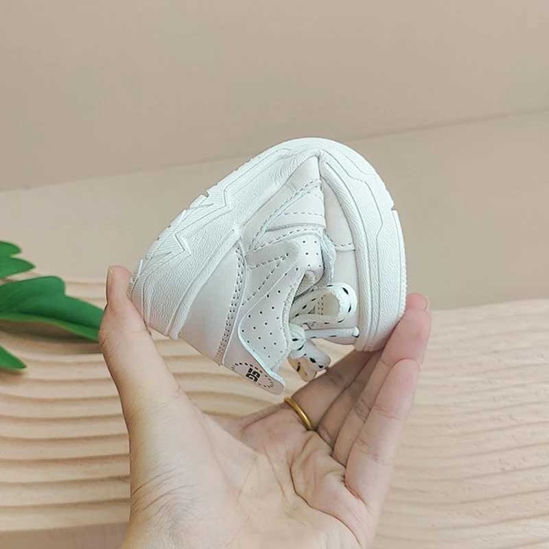 First Walkers 2024 new toddler girls shoes light slip-on sneakers for kids fashion beige black patch spring autumn Casual sports shoes 240315