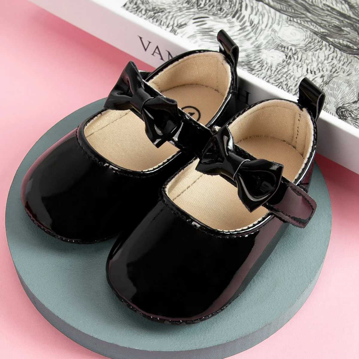 First Walkers Shoes for newborns shoes girl classic rubber sole with bow non slip dress with PU shoes for princess to cradle for small child 240315