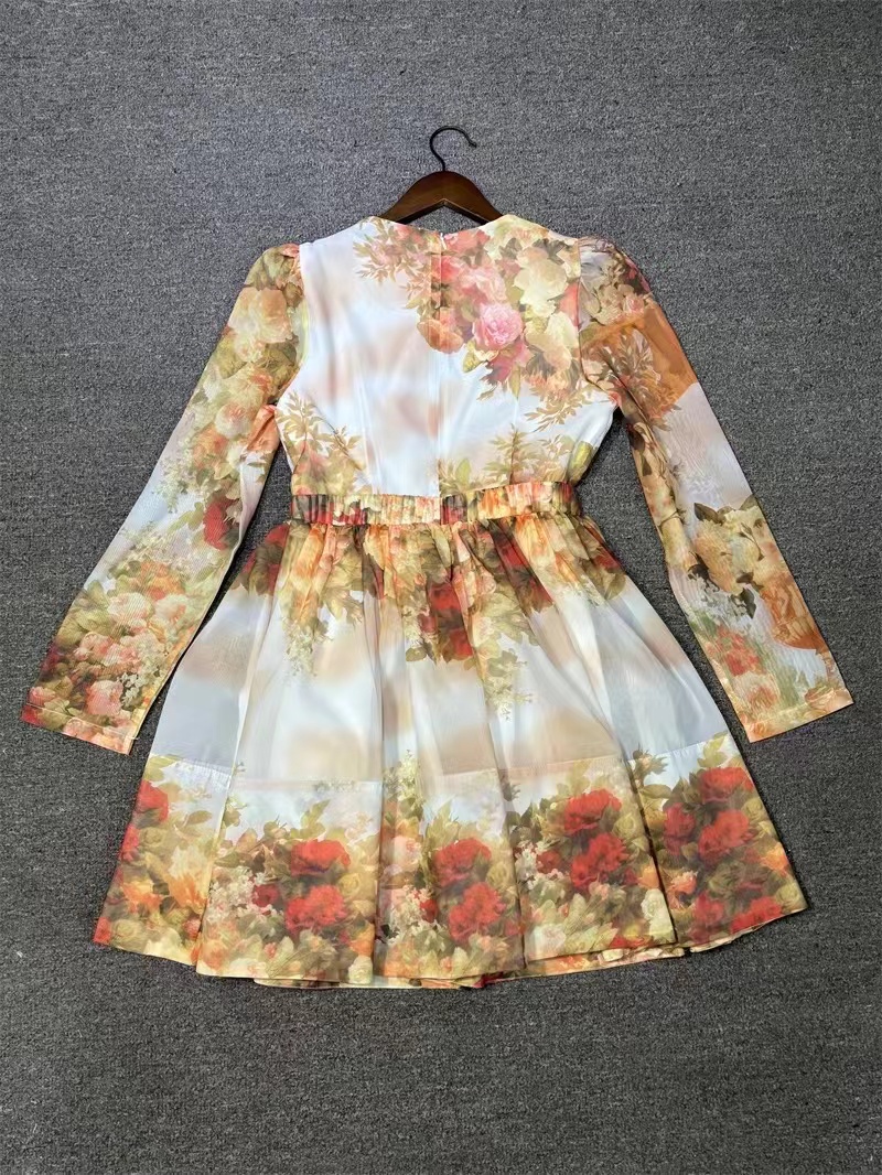 2024 NYTT Fashion Silk Lantern Sleeves Dress med fragmenterade blommor Kändisstil Frocks Holiday Sexig klänning