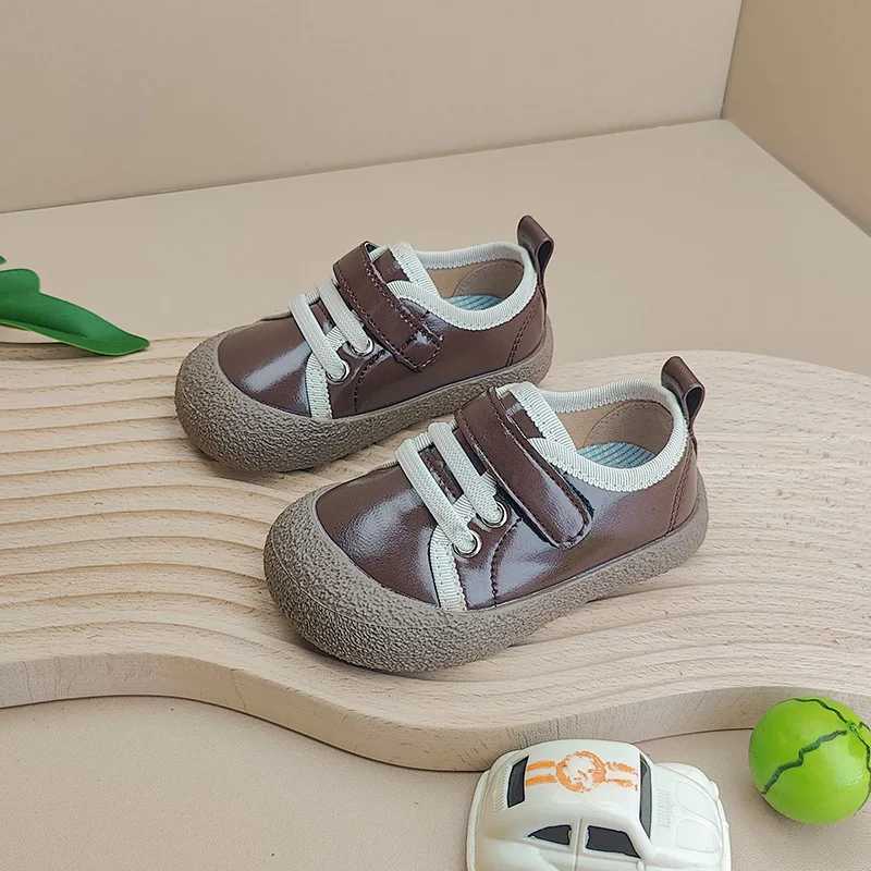 Primeiros caminhantes 2024 sapatos lacados brilhantes para crianças luz sólida ajustável todos os dias tênis de corrida confortáveis para caminhar 240315