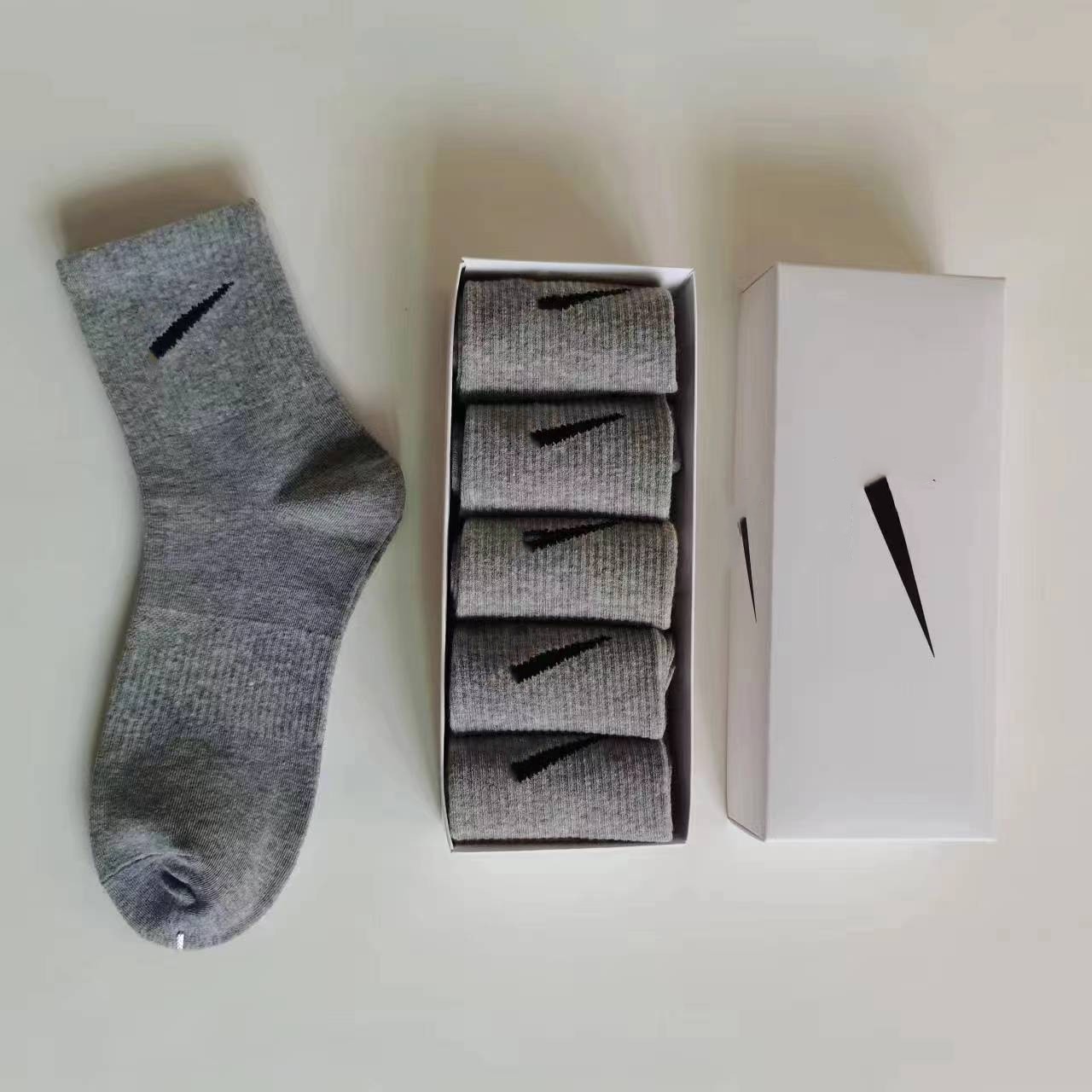 /Designer stylish sports letter N printed socks pure cotton man woman cotton athletic basketball socks box packaging