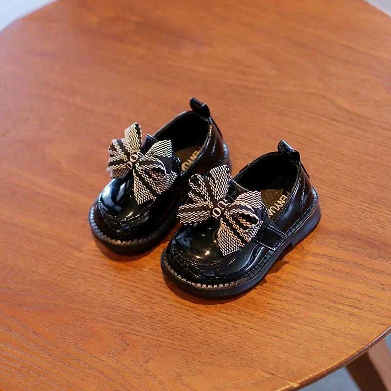 First Walkers New girl princess shoes toddler non-slip flat soft soles leather shoes rubber crib beautiful butterfly knot baby 240315