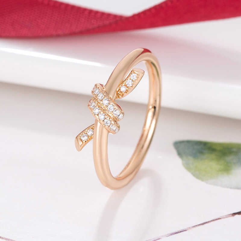 2024 Дизайнерское кольцо с узлом семейства T для женщин V Золотое кольцо с бантом Универсальное и простое парное кольцо с текстурой высокого издания для женщин