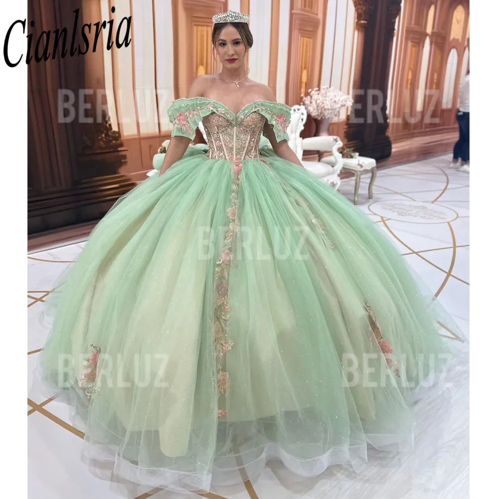 Abito stile Quinceanera con scollo a cuore verde salvia Sweet 15 2024 Abiti con spalle scoperte in pizzo Tull Abiti da ballo 15 anos