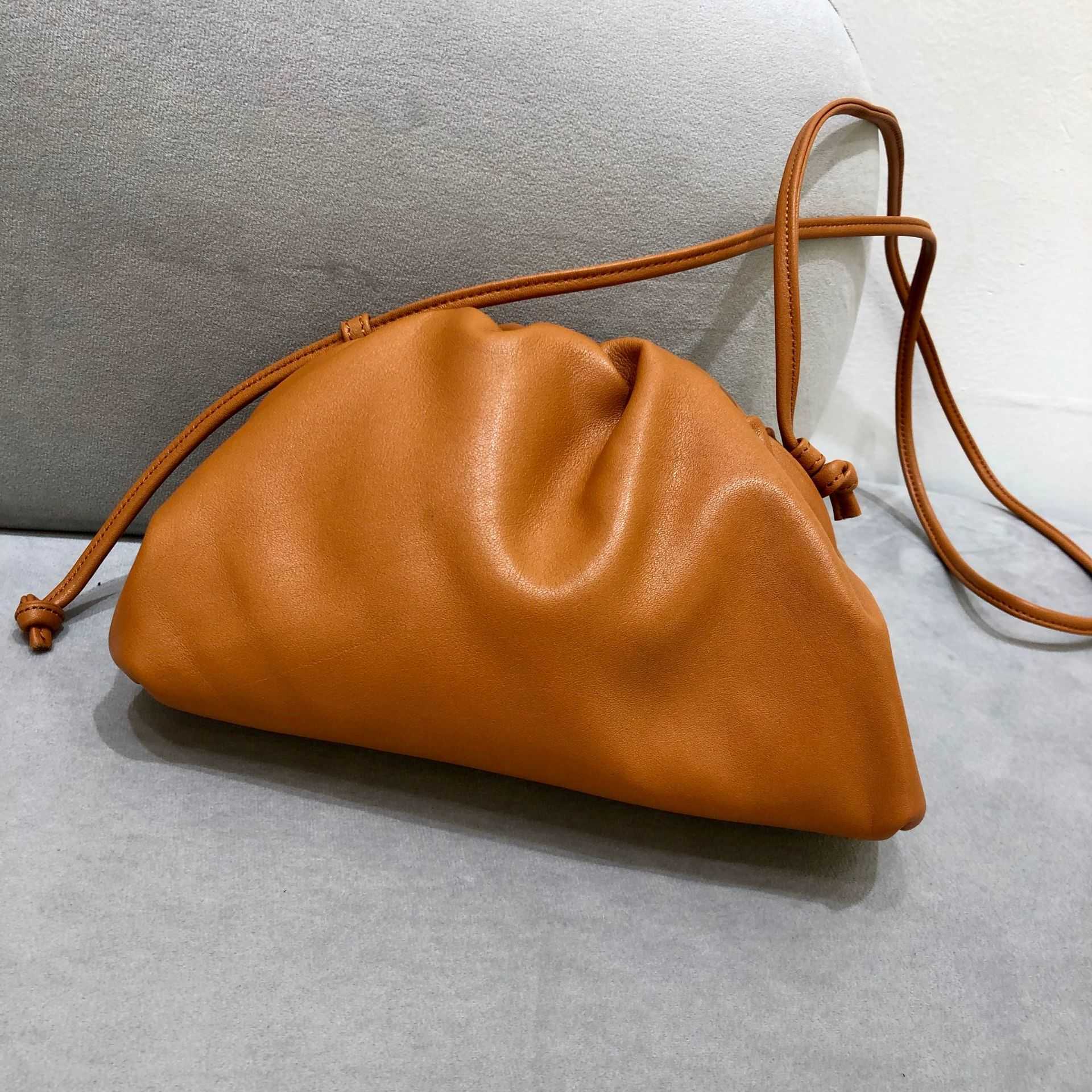 Botteg Venet High End Çantalar için Torba Çanta Orijinal Deri Üst Katman Cowhide El Yapımı Günlük Orman Stili Kadın Omuz Çantası Crossbody Cloud Küçük Orijinal 1: 1 Logo ile