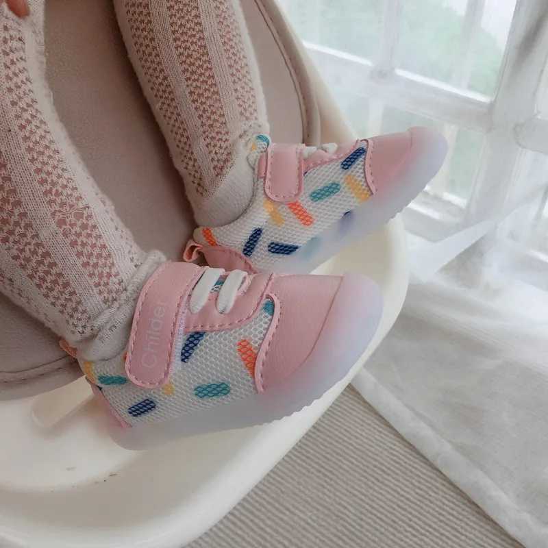 Babyschoenen Kinderschoenen voor meisjes jongens lente zomer ademend pasgeboren net babyschoenen antislip zachte zolen voor baby's sneakers voor klein kind 240315