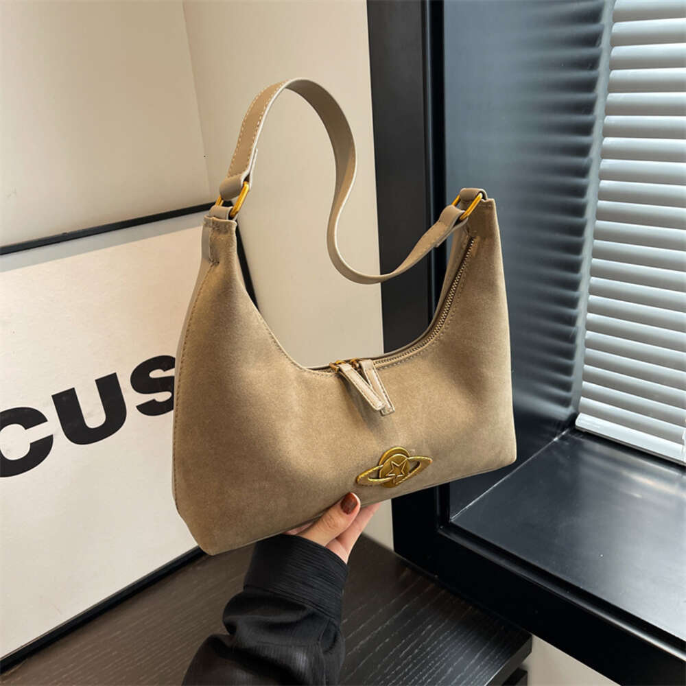 Magasins d'usine Automne et hiver Sac sous les bras en velours de peau de cerf pour femmes 2024 Nouveau sac à main haut de gamme à la mode Western Design unique