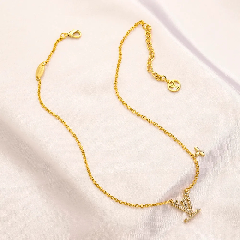 Designer Lin Zhou's 18k Gold Plated Luxury Brand Designer Pendants Halsband Rostfritt stål Brev Choker Pendant Halsband Pärlor Kedja smycken Tillbehör gåvor