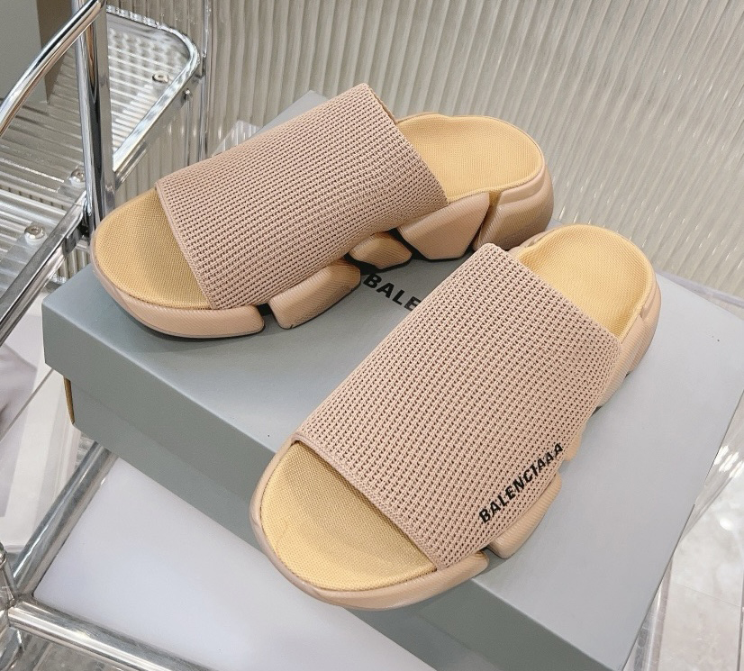 Zapatillas de punto rápida de diseñador gran US12 13 zapatillas para hombres y mujeres letras estampadas sandalias de playa zapatillas de goma para hombres zapatos planos neutros belen familia