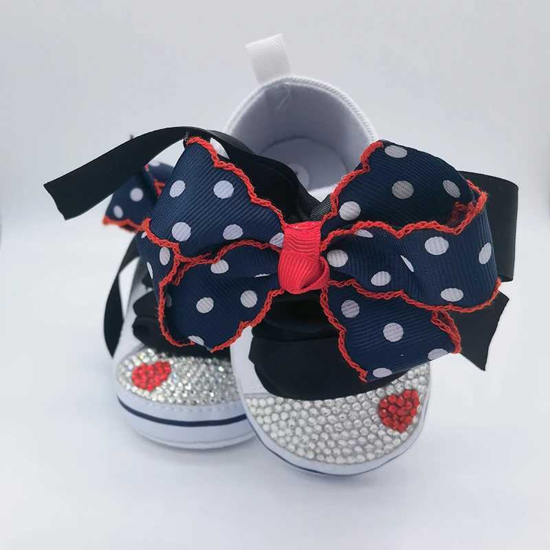 Första Walkers Dollbling Colorful Canvas Sneakers New Newborn Baby Boy Girl Rhinestone Baby Shoes Soft Non-Slip Shoes Bekväm Sole 240315