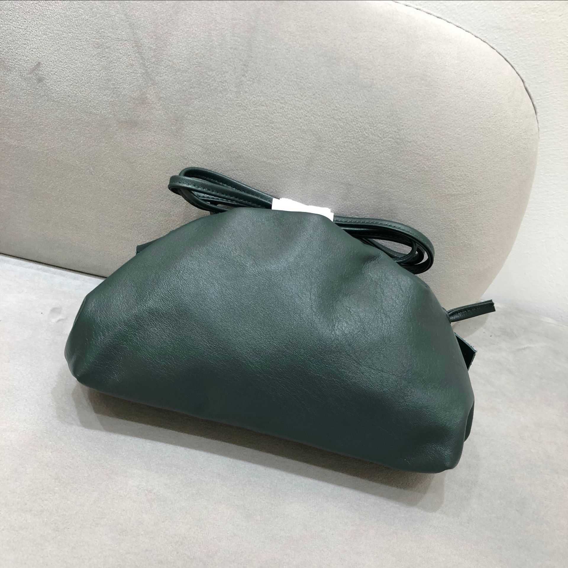 Botteg Venet High End Çantalar için Torba Çanta Orijinal Deri Üst Katman Cowhide El Yapımı Günlük Orman Stili Kadın Omuz Çantası Crossbody Cloud Küçük Orijinal 1: 1 Logo ile