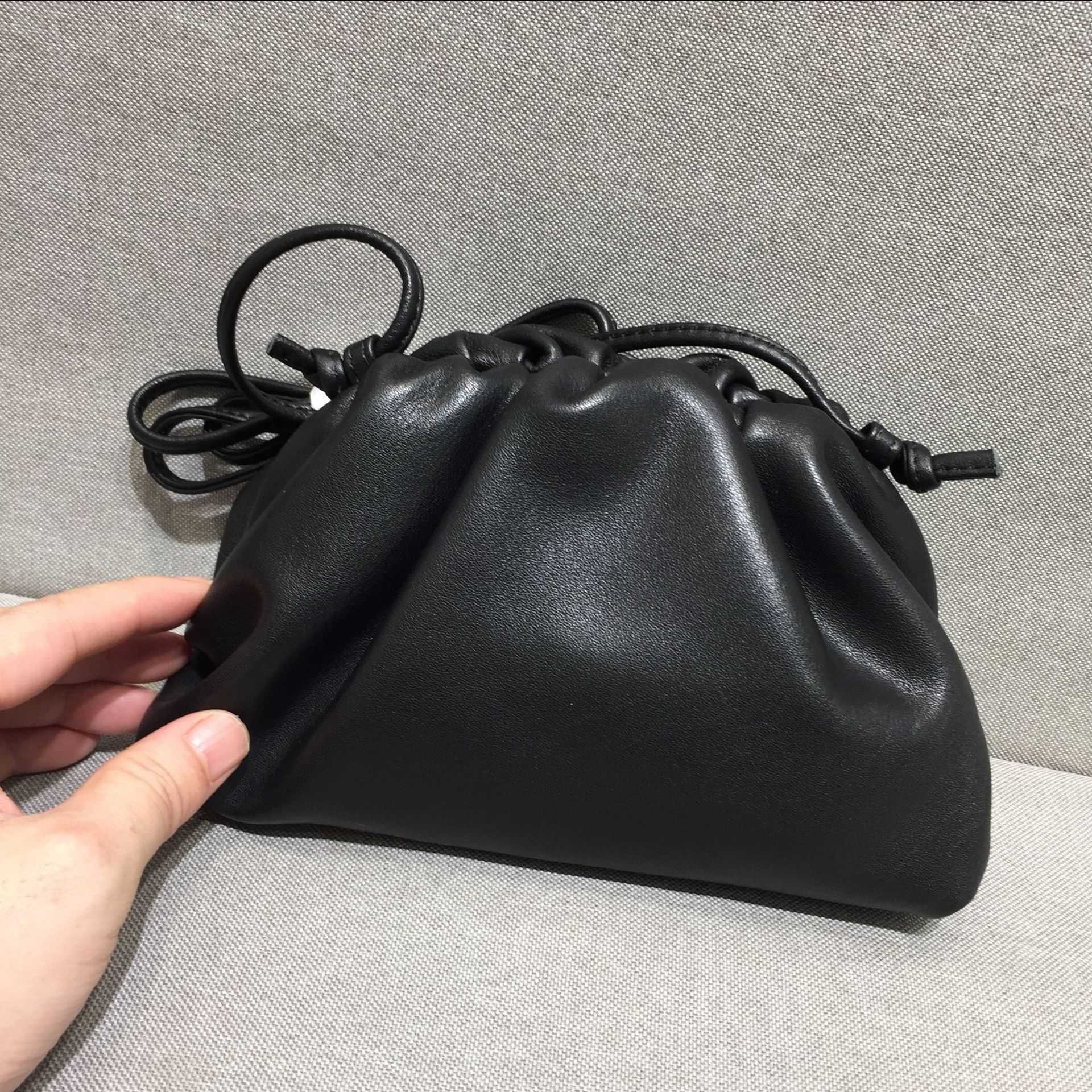 Botteg Venet High End Çantalar için Torba Çanta Orijinal Deri Üst Katman Cowhide El Yapımı Günlük Orman Stili Kadın Omuz Çantası Crossbody Cloud Küçük Orijinal 1: 1 Logo ile