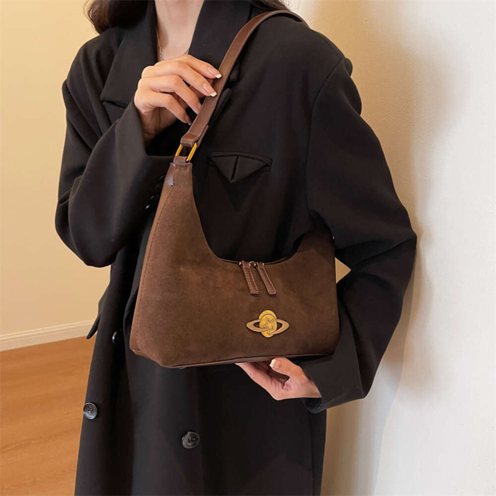 Negozi di fabbrica Versione coreana Popolare Borsa a forma di mezzaluna le donne 2024 Nuova tendenza minimalista Moda di nicchia Spalla ascellare