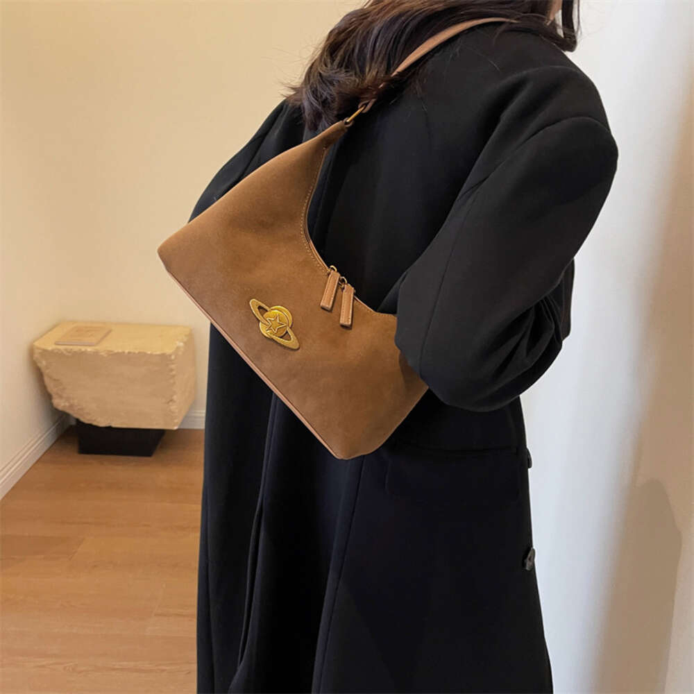 Fabriksbutiker 2024 Ny Autumn/Winter Fashion Matte Underarm Bag For Women Middle Age Tote stor kapacitet axel crossbody