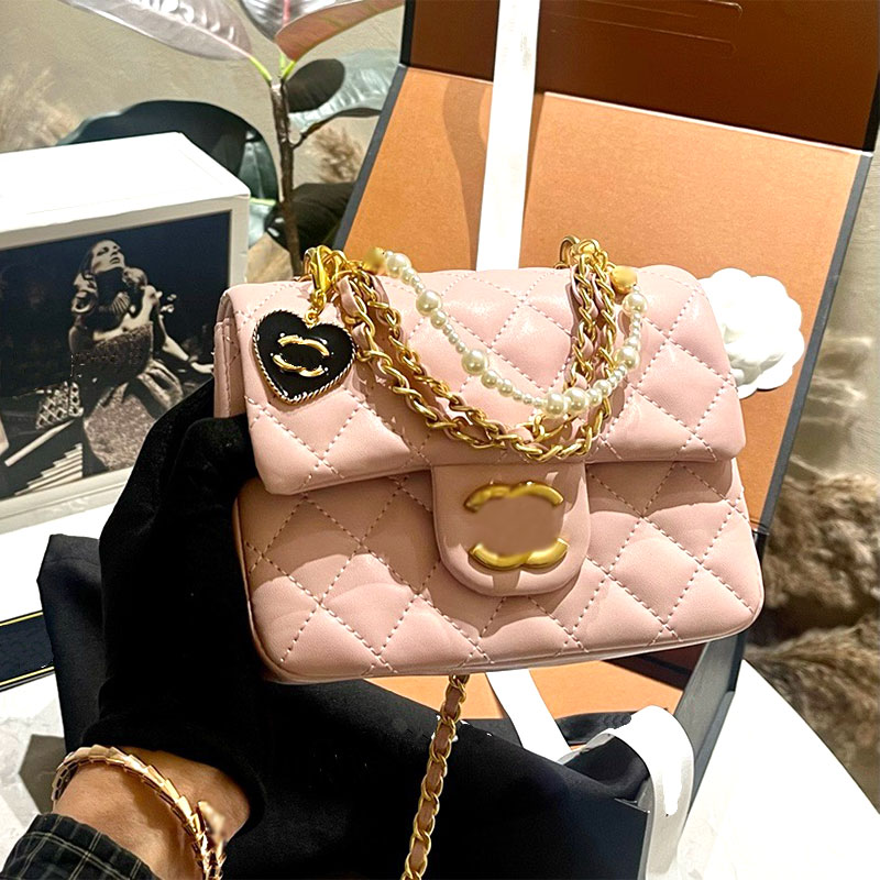 Fashion Designer bag The new high-quality pearl retro atmosphere instantly pulls the size of 18cm square fat man Hand-held crossbody bag