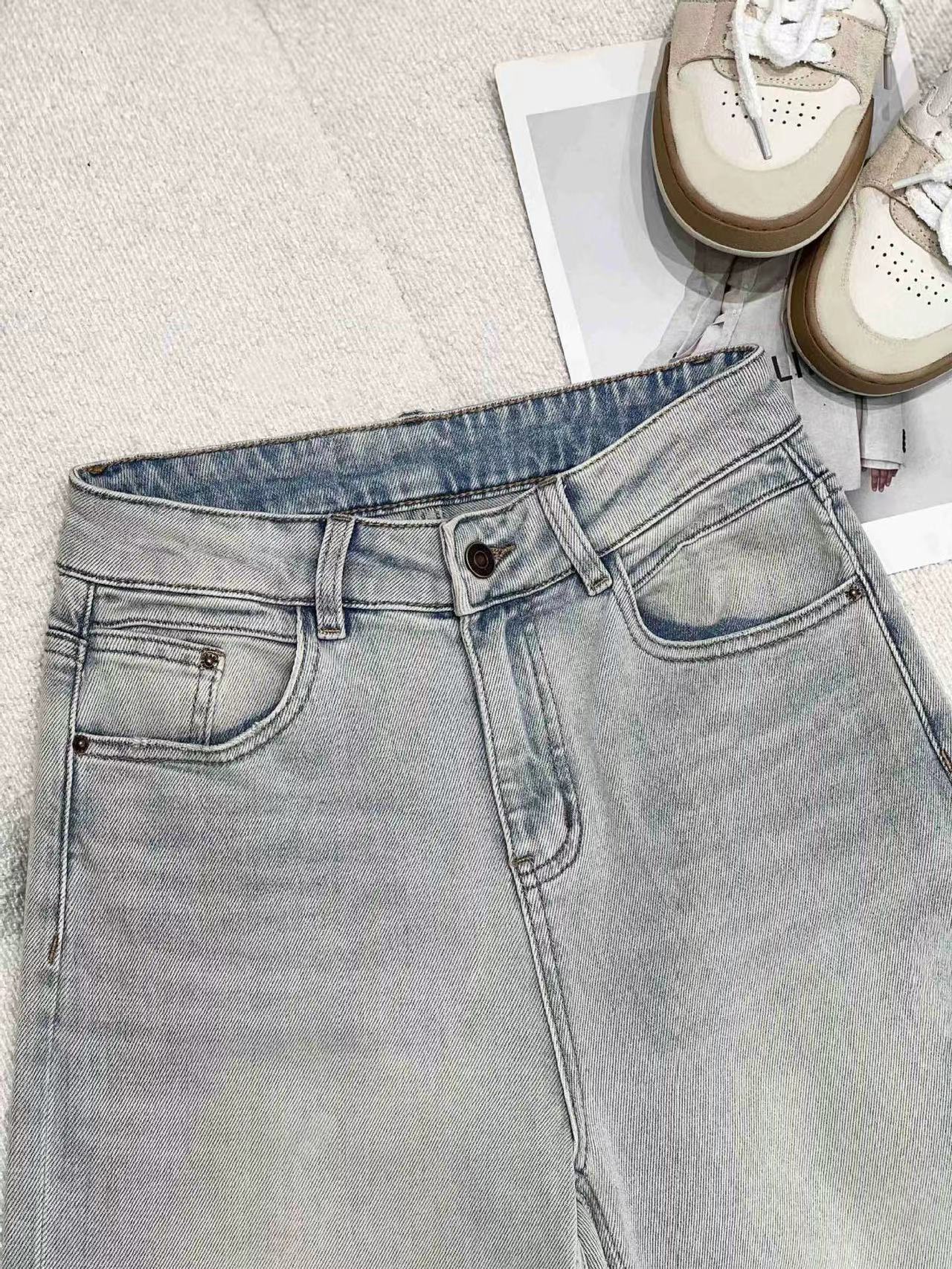 Бесплатная доставка 2024 светло-голубые прямые свободные пуговицы с буквами женские джинсы дизайнерские женские джинсовые брюки 3179