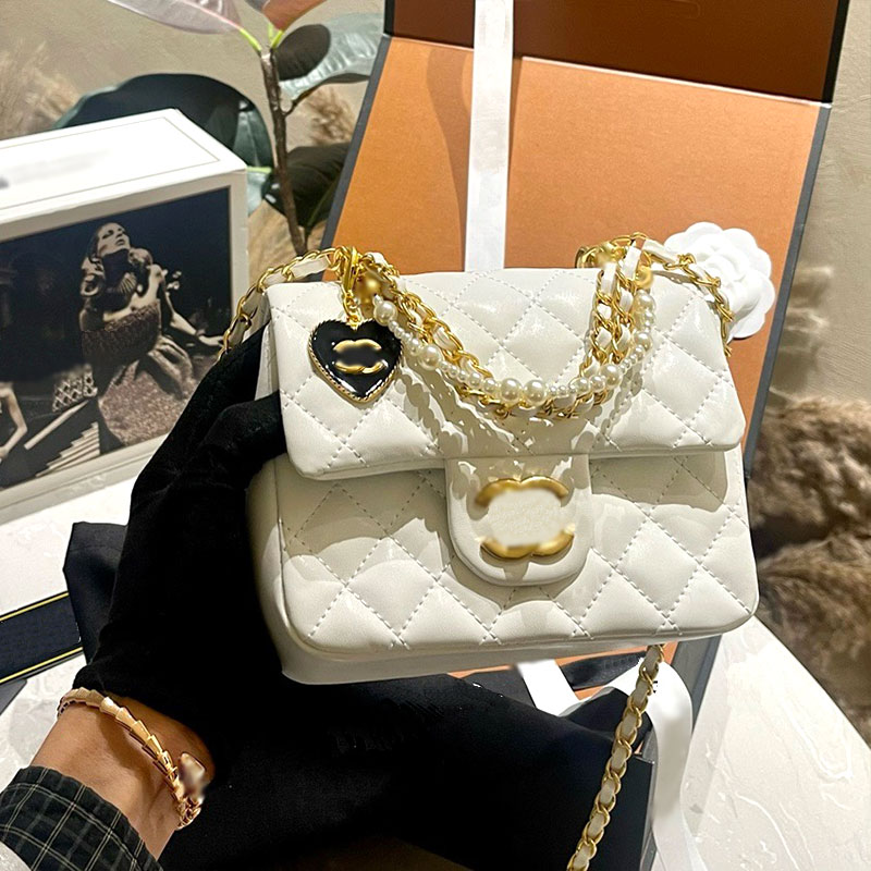 Fashion Designer bag The new high-quality pearl retro atmosphere instantly pulls the size of 18cm square fat man Hand-held crossbody bag