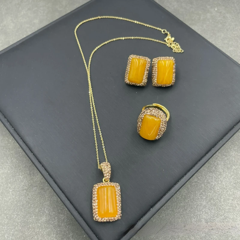 Natürliche gelbe Bienenwachs Jade dreiteilige Persönlichkeit exquisite tschechische Strass hochwertige Halskette Damen Modeschmuck