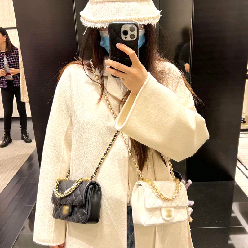 Fashion Designer bag The new high-quality pearl retro atmosphere instantly pulls the size of 18cm square fat man Hand-held crossbody bag