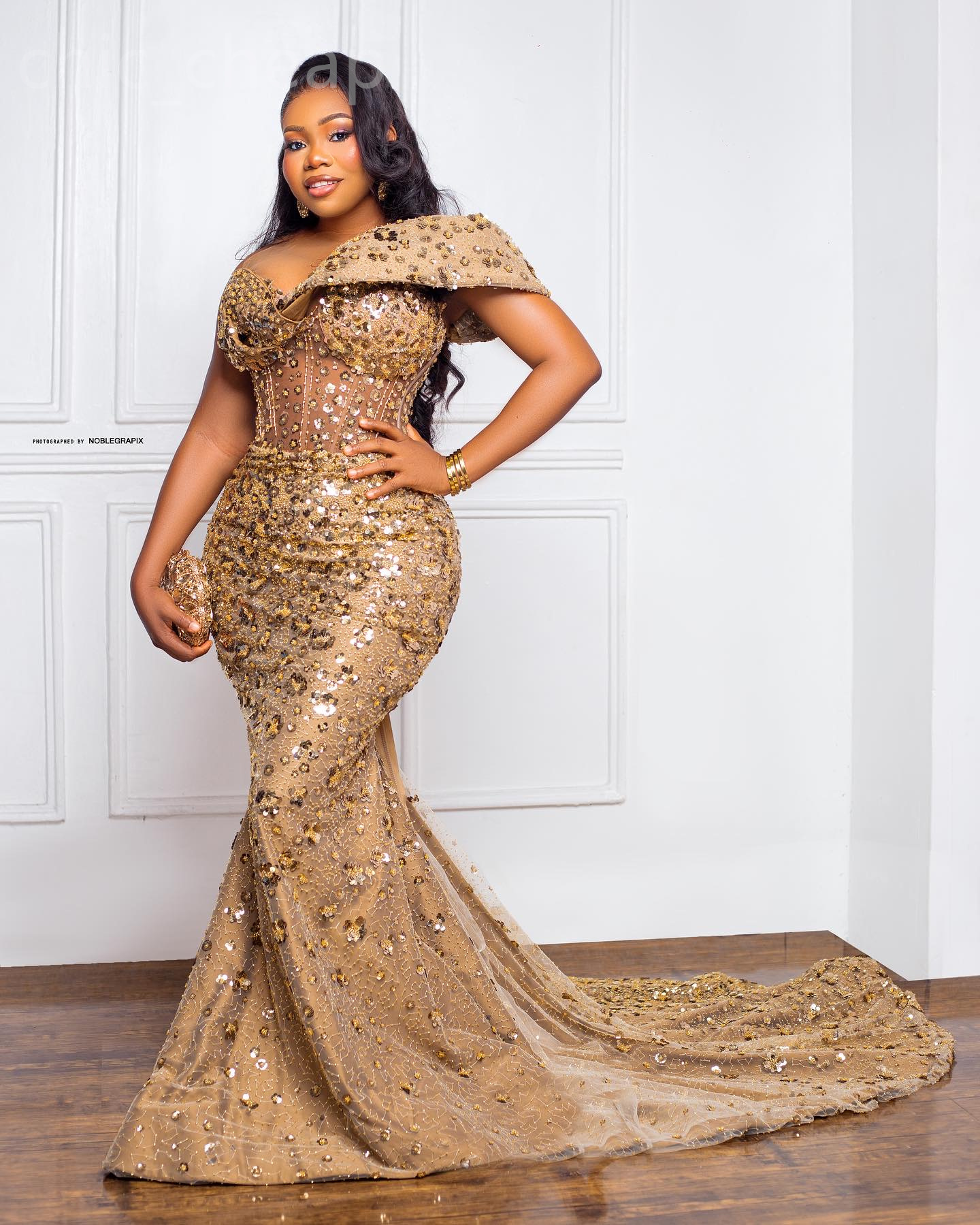 2024 ASO EBI Gold Sirène Robe de bal Sheer Necked Semened Night Formal Party Deuxième réception 50e anniversaire Robes de fiançailles robes Robe de Soiree ZJ180