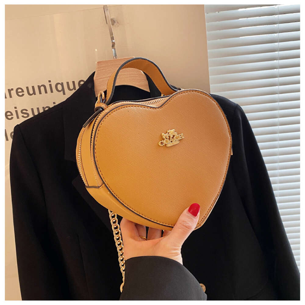 Pas cher en gros liquidation limitée 50% de réduction sac à main nouveau sac d'amour de coeur à la mode et populaire une épaule bandoulière en forme de boîte de maquillage pour les femmes