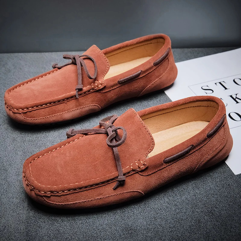 Högkvalitativ äkta läderdesigner Fashion Casual Loafers Mens Dress Boat Classic Shoes Footwear Driving Peas For Men 240312