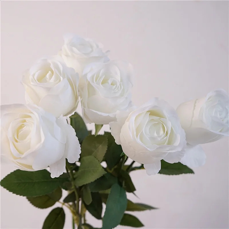 Wysokiej klasy sztuczne kwiaty róży nawilżanie prawdziwe dotyk róże ślubne Kwiat Kwiatowy dom Fałszywe kwiaty bukiet ślubny 240306