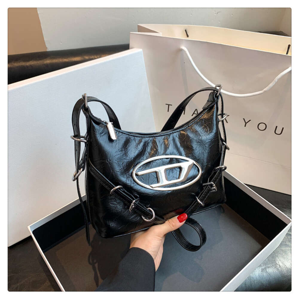 Barato por atacado folga limitada 50% desconto bolsa hobo saco sier axilas feminino high-end sentimento picante estilo menina jingle ombro versátil