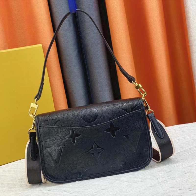 Klassisk designerväska för kvinnor Flap Baguette Bag Luxury Handväska Purse Rem präglad läder crossbody väska mode högkvalitativ axelväska designer handväska 8 färger