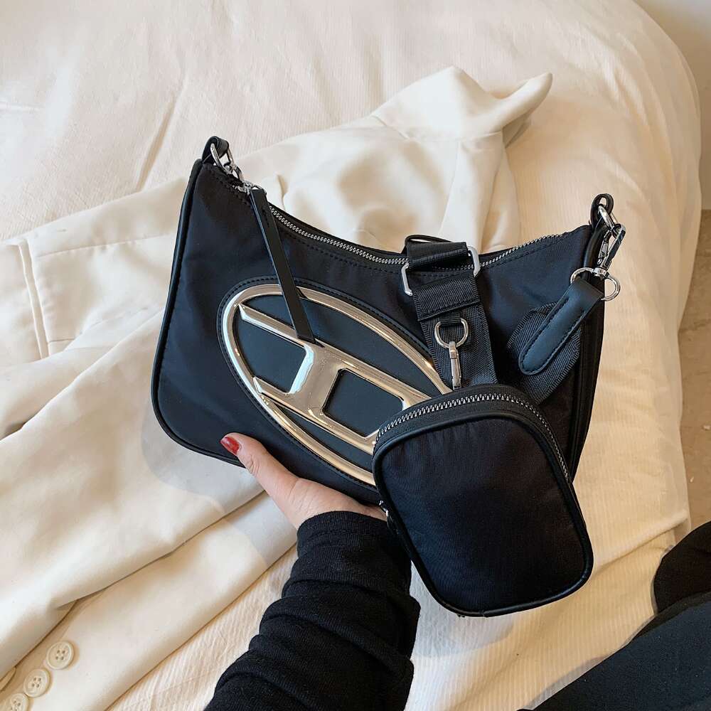 Pas cher en gros liquidation limitée 50% de réduction sac à main sac en tissu Oxford nouveau et enfant de haute qualité style occidental polyvalent une épaule oblique croix aisselles femmes