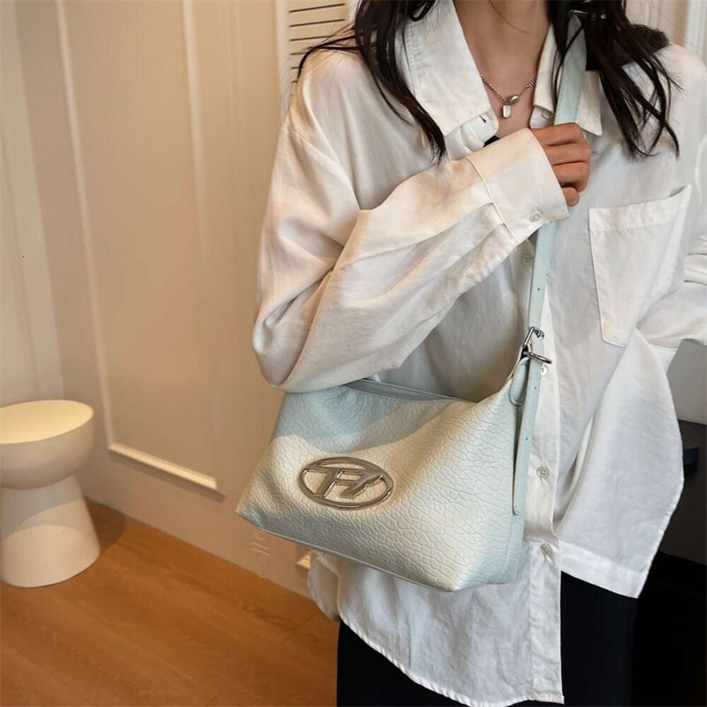 Pas cher en gros liquidation limitée 50% de réduction sac à main sac de grande capacité pour femmes nouvelle mode et haut de gamme épaule unique sous les bras tendance croix