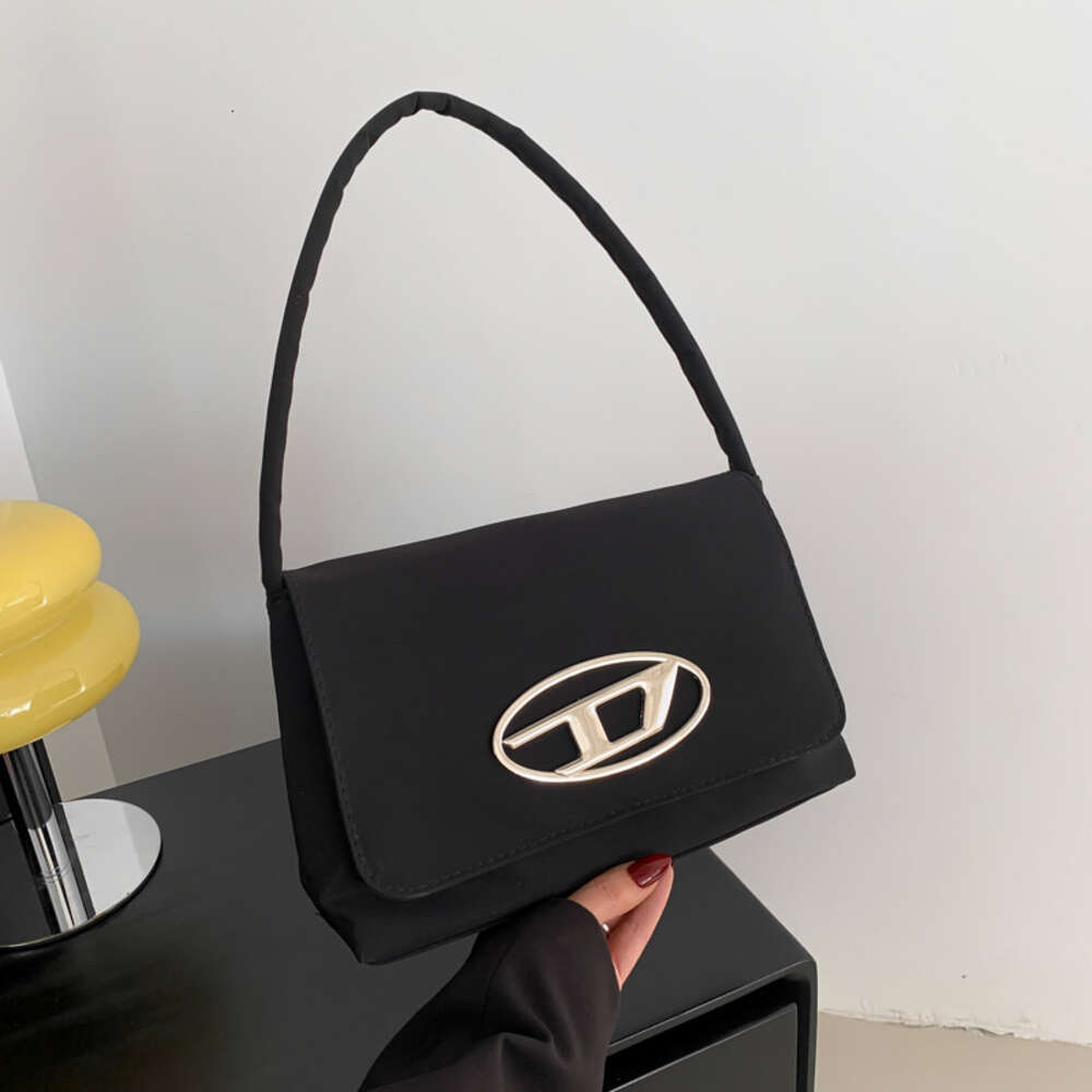 Pas cher en gros liquidation limitée 50% de réduction sac à main texture sac sous les bras pour femmes nouveau cool et épicé fille petit carré haut de gamme mode style occidental une épaule