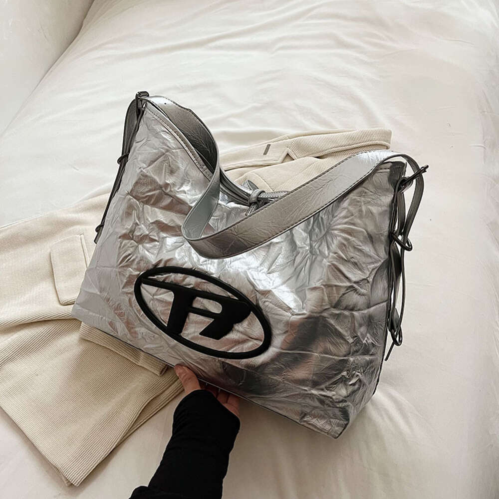 Pas cher en gros liquidation limitée 50% de réduction sac à main grande capacité sac poubelle femmes nouvelle texture haut de gamme fourre-tout errant chaîne sangle unique épaule sous les bras