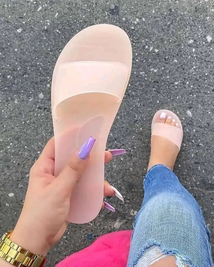 Stivali da donna trasparente gelatina di gelatina 2021 donne estive arcobaleno piatti cristallini laidici a punta di piedi scivoli da spiaggia femminile scarpe da spiaggia di grandi dimensioni 43