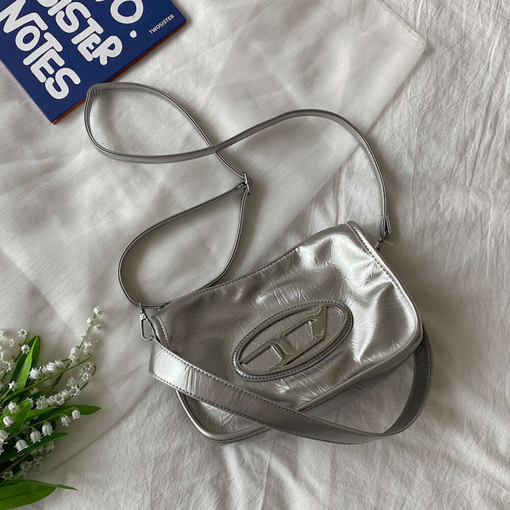 Pas cher en gros liquidation limitée 50% de réduction sac à main ce petit sac populaire pour les femmes dans la nouvelle mode d'été polyvalent simple épaule sous les bras carré