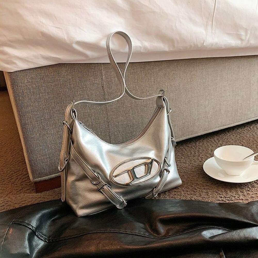 Cheap Wholesale Limited Clearance 50% Discount Handbag This Popular Fashion Single Shoulder Bag for Women New Niche High-end Texture Summer Commuting Underarm