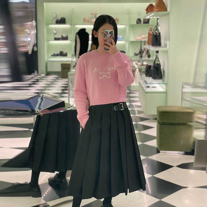 Suéteres femininos designer de alta versão Nanyou roupas femininas P família suéter início da primavera 2024 estilo preguiçoso curto emagrecimento contrastante pescoço redondo VYJP