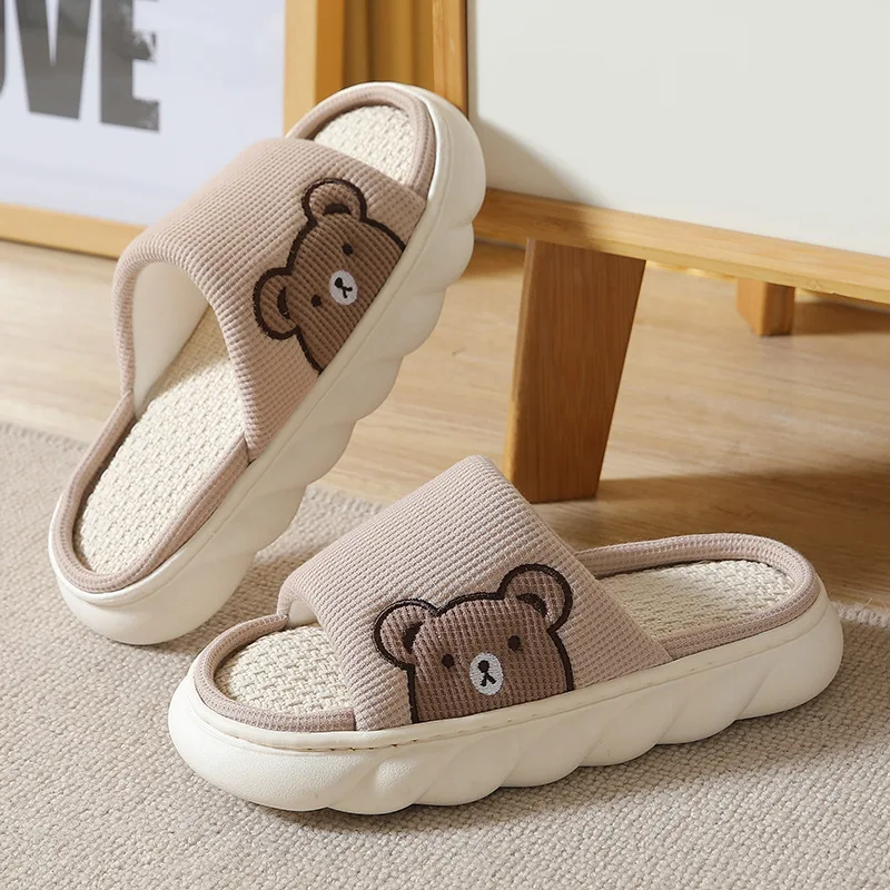 Slippers 2022 Cute de dessin animé ours plate-forme pantoufles d'été pour femmes chaussures de lin respirant house muet diapositives couple à la maison tongs de coton tongs