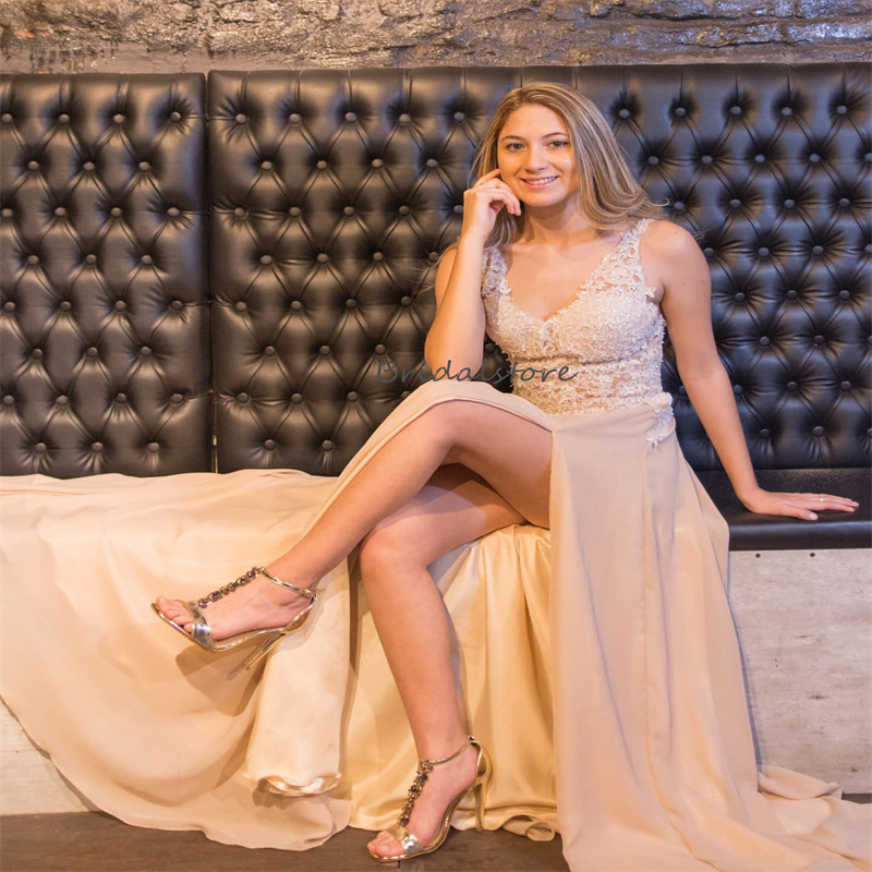 Underbara Champagne Prom -klänningar med SLIT SEXY V Neck Chiffon Long Evening Dress Applicies Lace Dance Ceremony Formal Eccase Party Gown 2024 Vestido de Longo