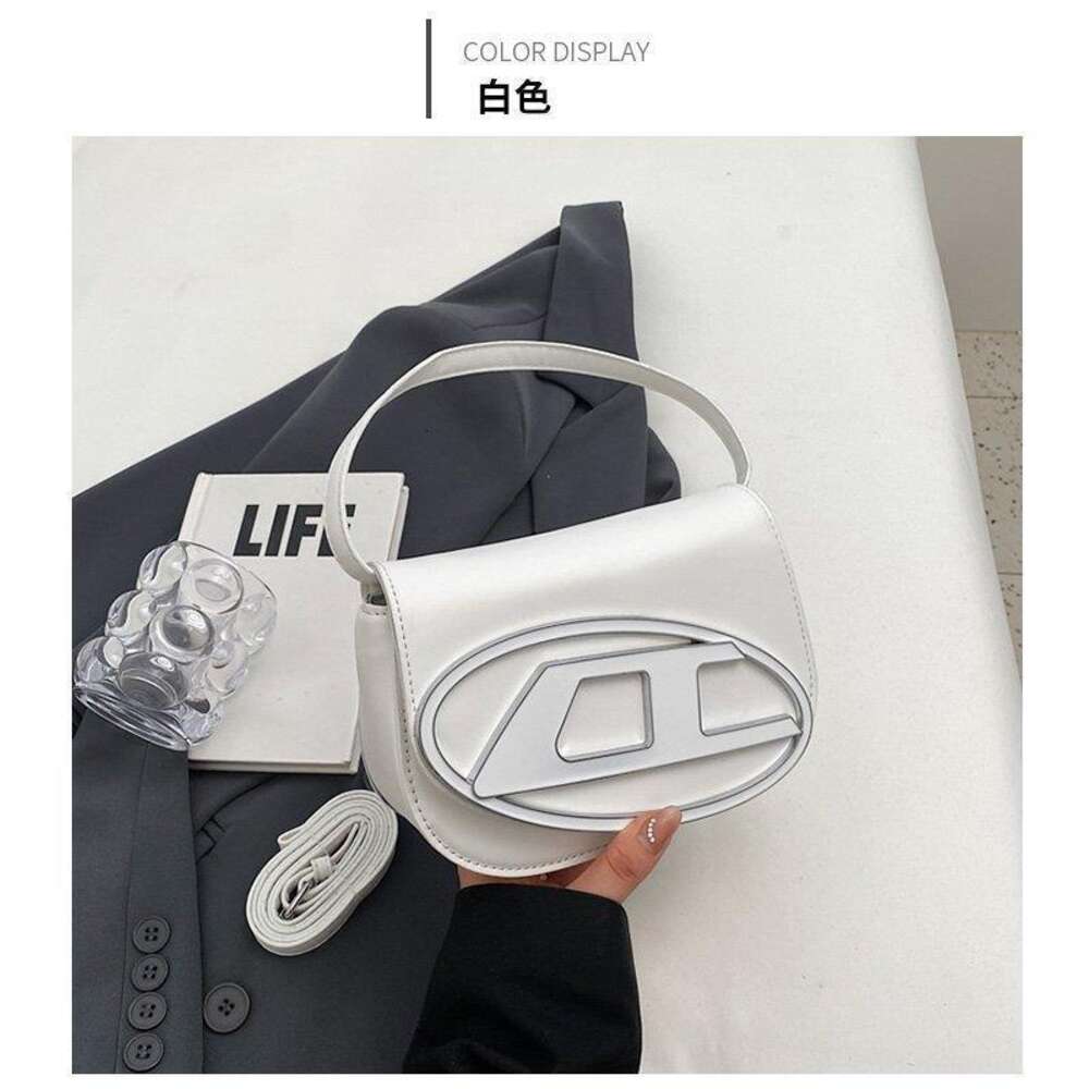 Pas cher en gros liquidation limitée 50% de réduction sac à main Baobao femmes nouvelle niche Dign aisselle Wrap sac à bandoulière ultra à la mode et polyvalent avec croix de grande valeur