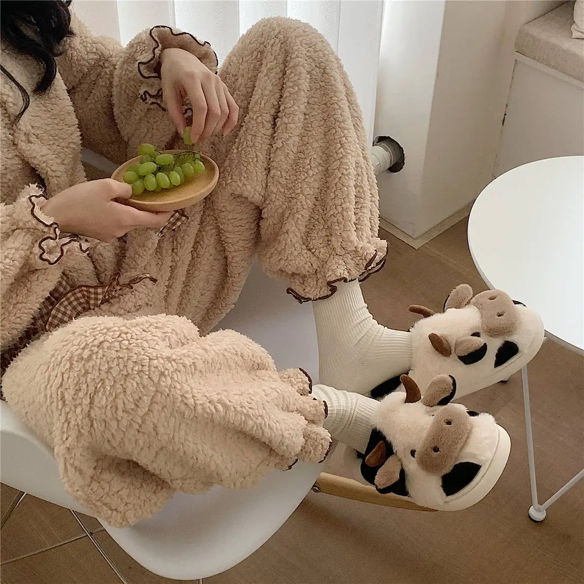 Slippers schattige melkkoe pluizige bont slippers vrouwelijke winter warme pluche huis slippers kawaii flat schattige dieren slippers vrouwen indoor slippers