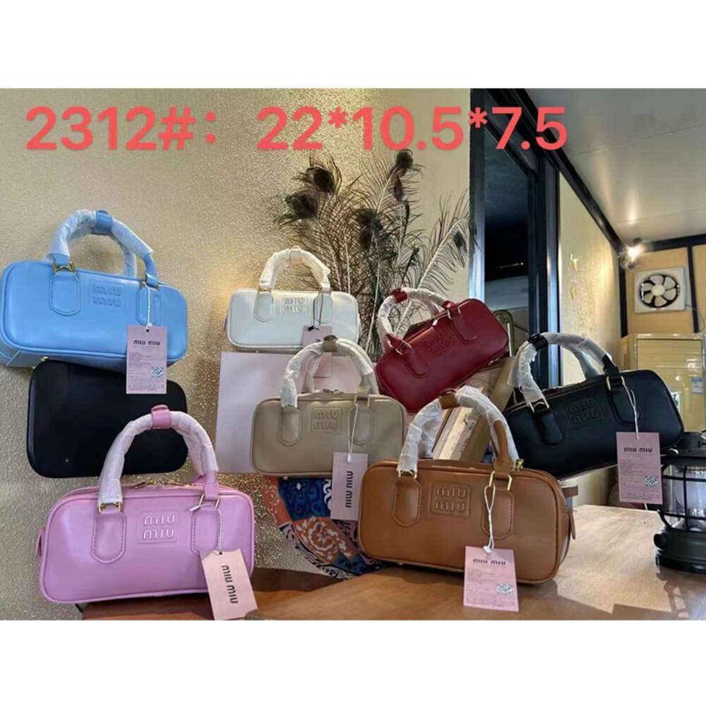 Goedkope Groothandel Beperkte Opruiming 50% Korting Handtas m Familie Iu Dezelfde Stijl Gevouwen Bowlingtas Mode Dames Effen Kleur Eén Schouder Crossbody Lederen Handtas