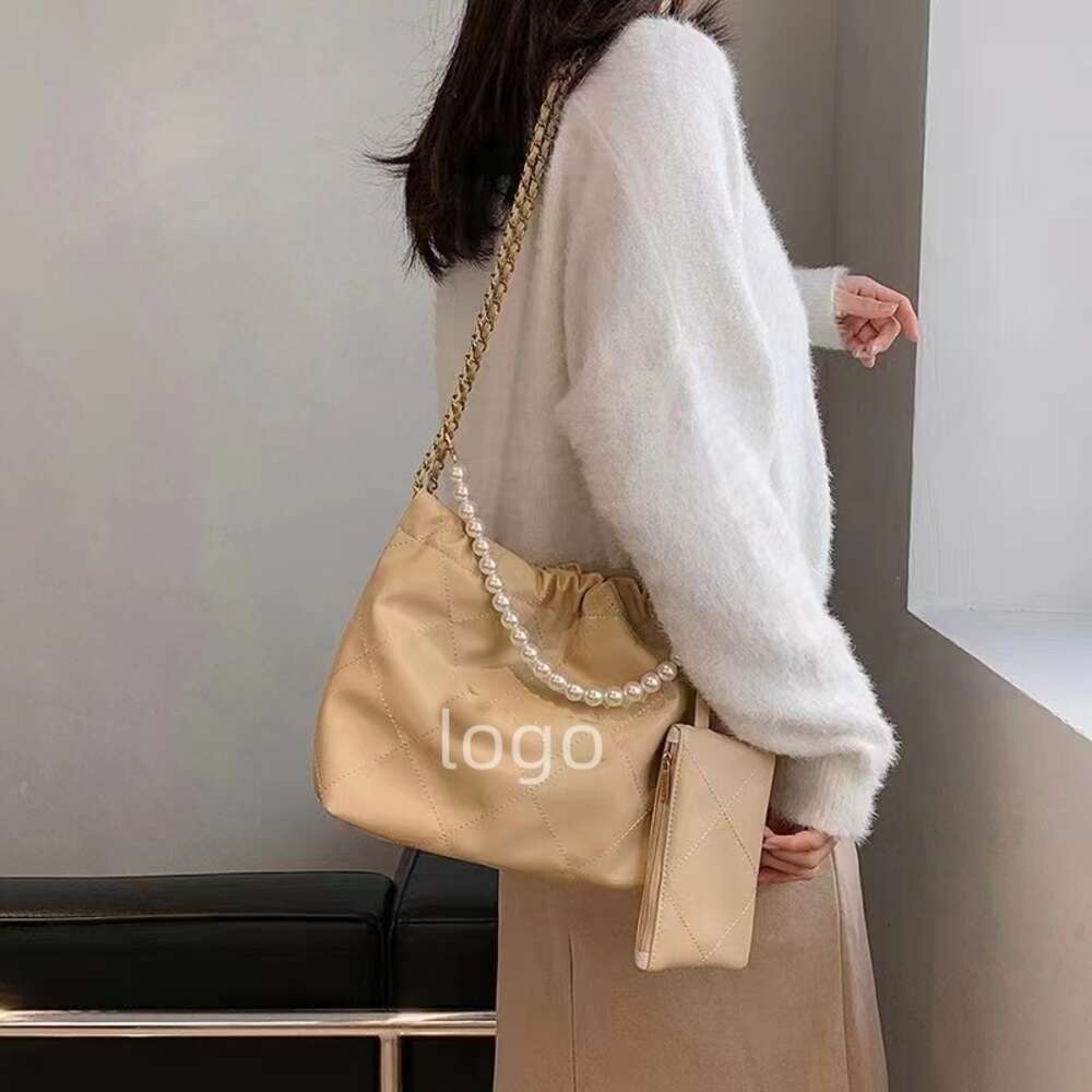 Sac à bandoulière portable décontracté haut de gamme Xiaoxiangfeng Lingge Chain Pearl Bag Nouvelle grande capacité Mode et seau d'eau polyvalent Sac à bandoulière simple