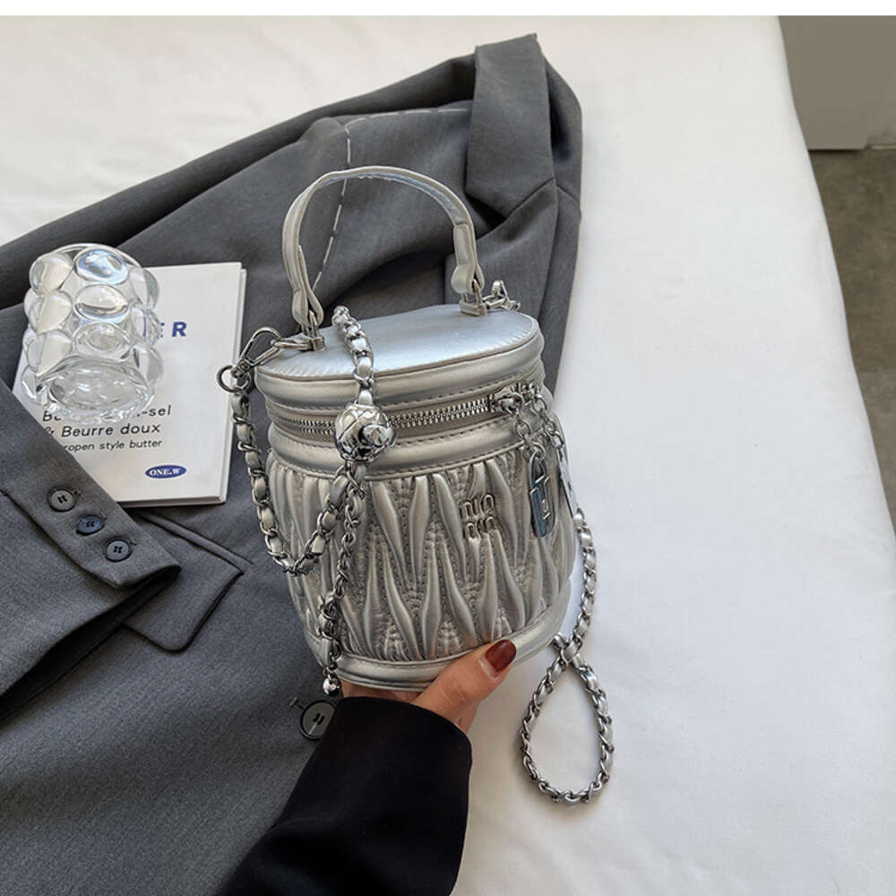 Gränsöverskridande grossistmodemärke handväskor denna populära broderi tråd deign väska nya kvinnors mångsidiga kedja crossbody portable hink