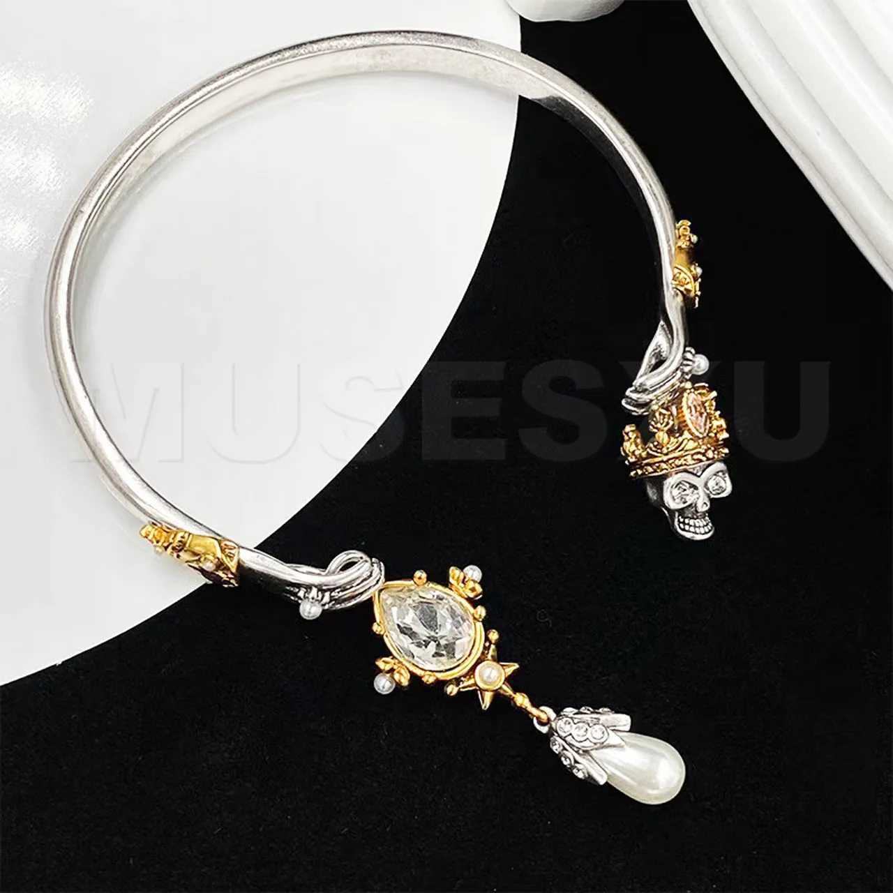 Bracciale rigido Gioielli e accessori marchio di lusso con teschio incoronato e ciondolo con perla bracciale in metallo bicolore aperto regali da donna e da uomo 240319