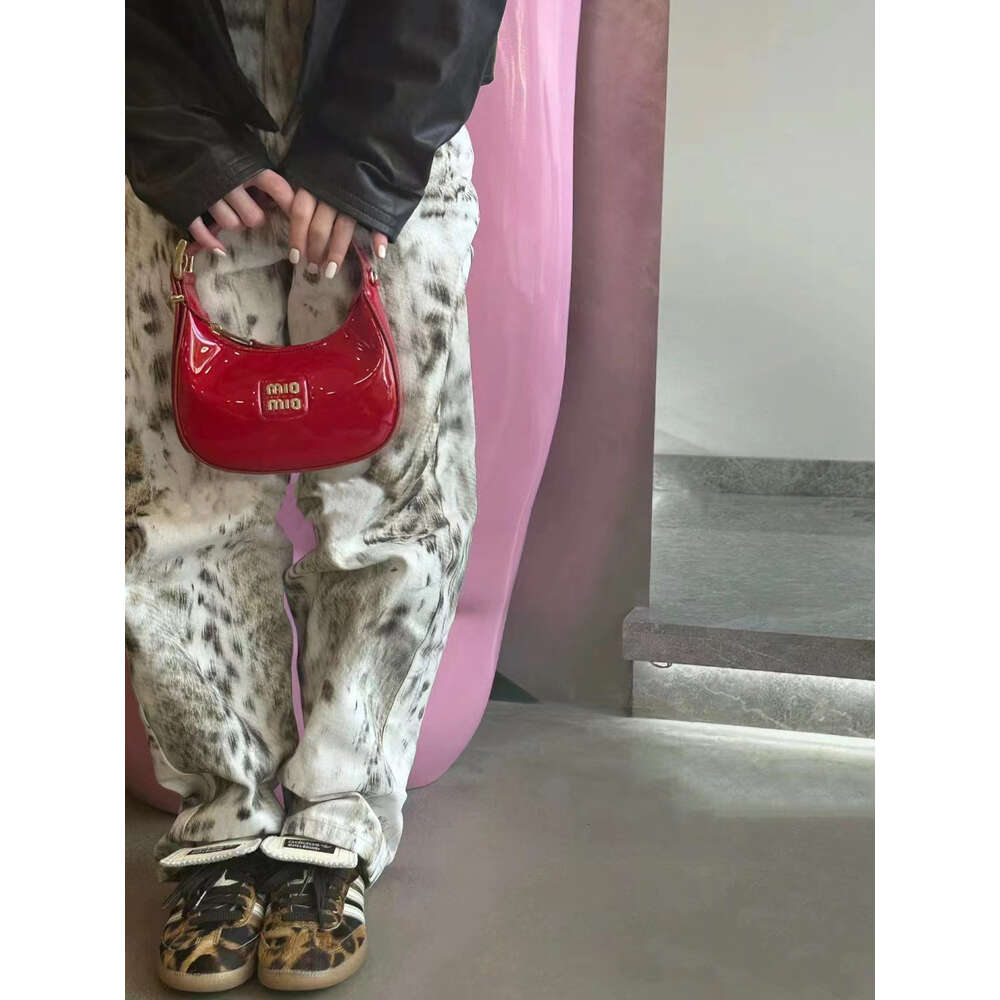 Cross-border atacado marca de moda bolsas saco vermelho feminino nova laca hobo bolsa crossbody pequeno e único dign handheld crcent axilas