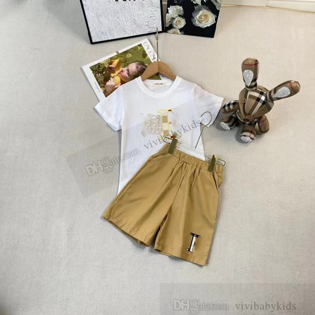 プレッピースタイルの子供用格子縞の服セットボーイズガールズレタープリントラティス半袖シャツスカート2024夏の子供デザイナー衣装S1240
