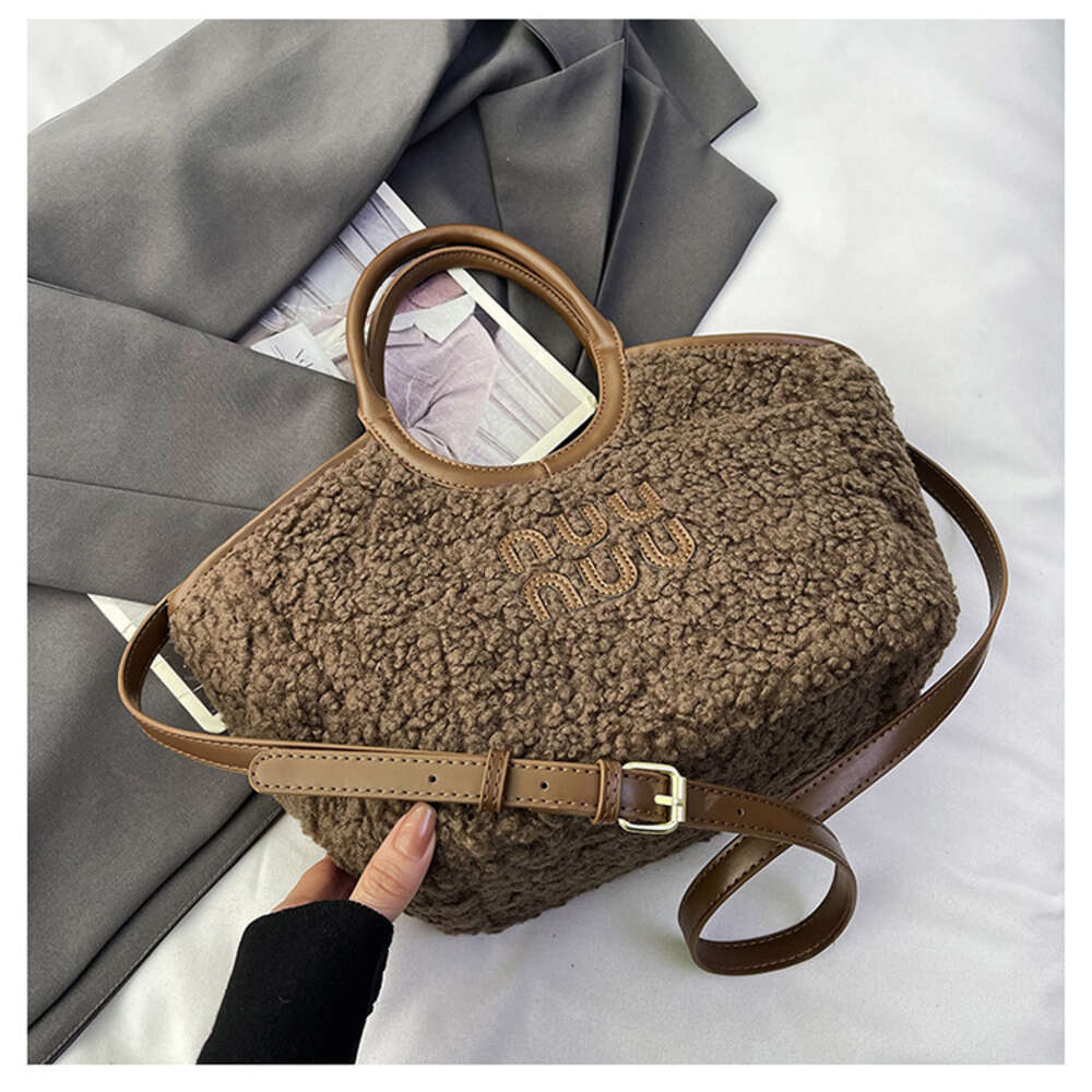 Pas cher en gros liquidation limitée 50% de réduction sac à main en peluche d'agneau pour femmes nouveau fourre-tout grande capacité automne/hiver épaule unique mode bandoulière banlieue